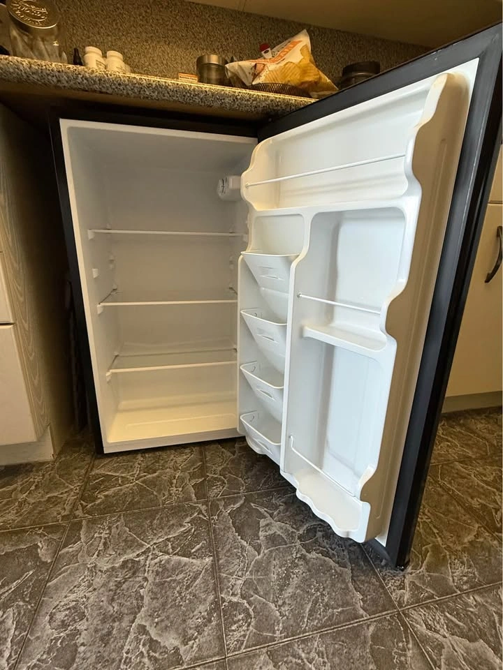 Midea 3.3 Cu. Feet Compact Refrigerator - photo 2