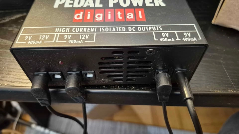VooDoo Lab Pedal Power 4 Output Supply - photo 2