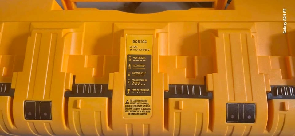 Dewalt 12v-20v Max Battery Charger Station DCB104 - photo 5