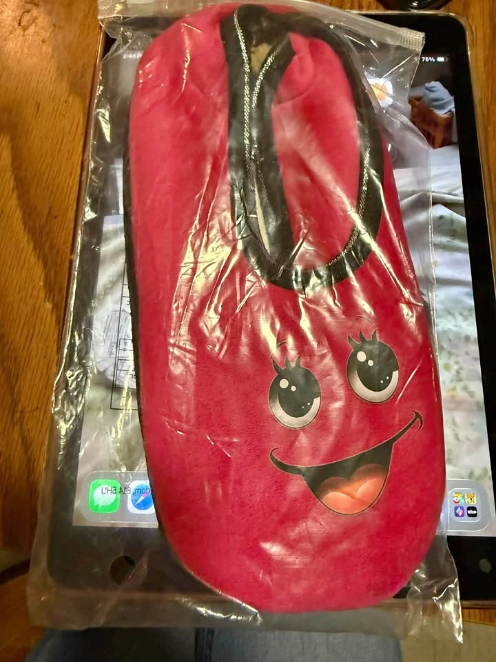 Joyful face slippers