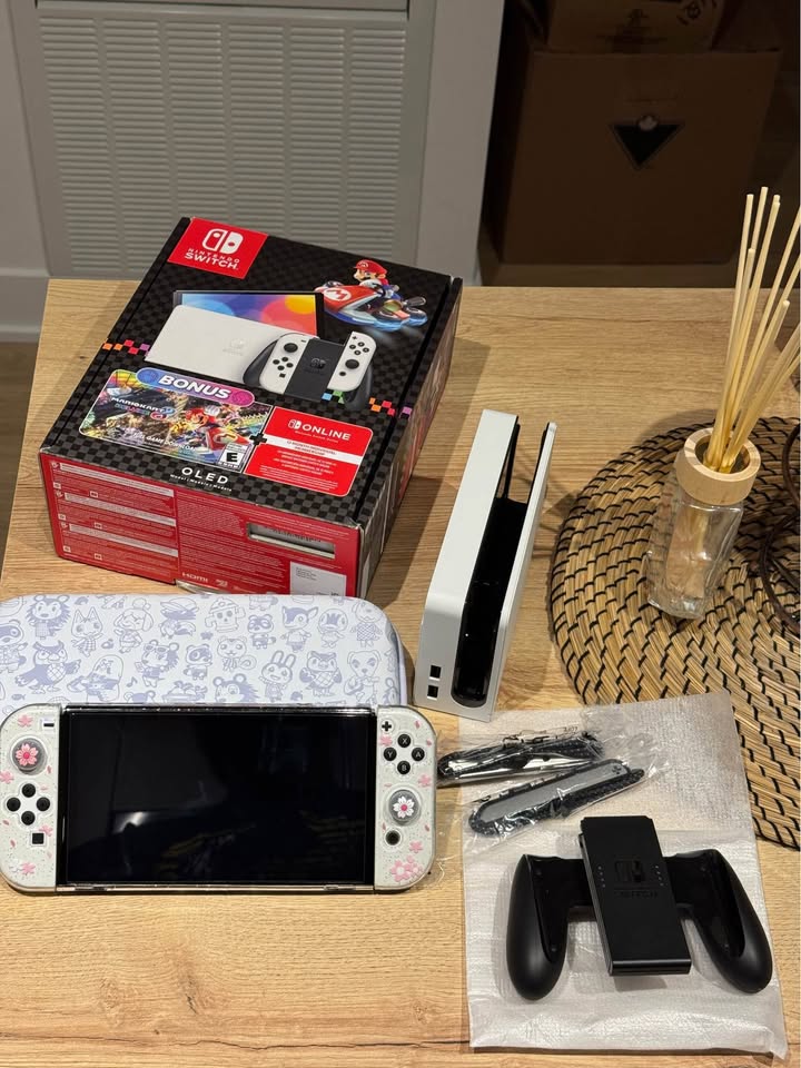 Like new - OLED Nintendo Switch w/ Accessories - photo 2