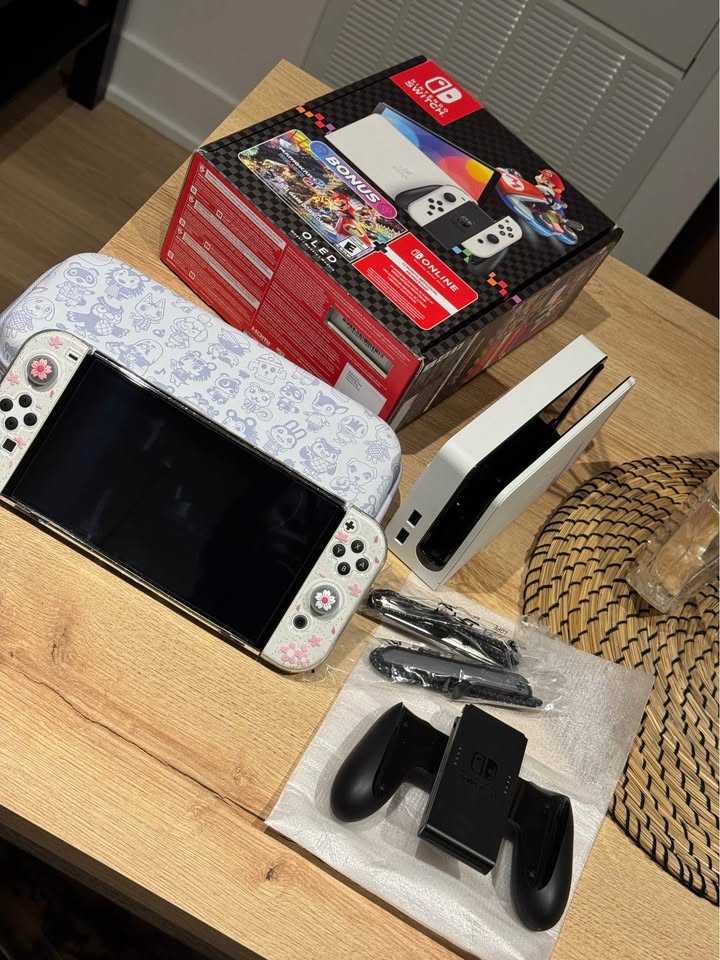 Like new - OLED Nintendo Switch w/ Accessories - photo 3