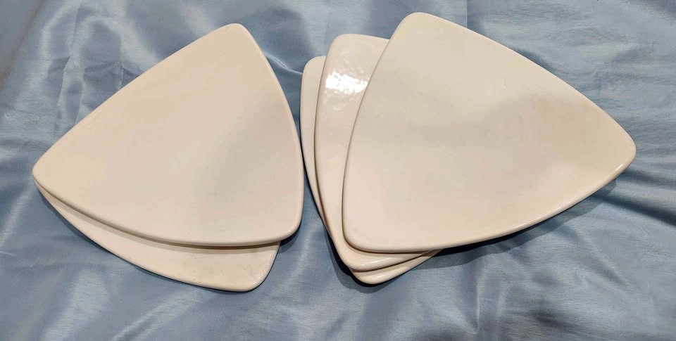 5 white Plates
