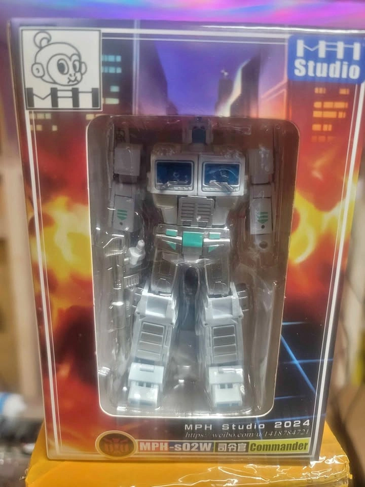 MPH Studio Commander White Prime Figure