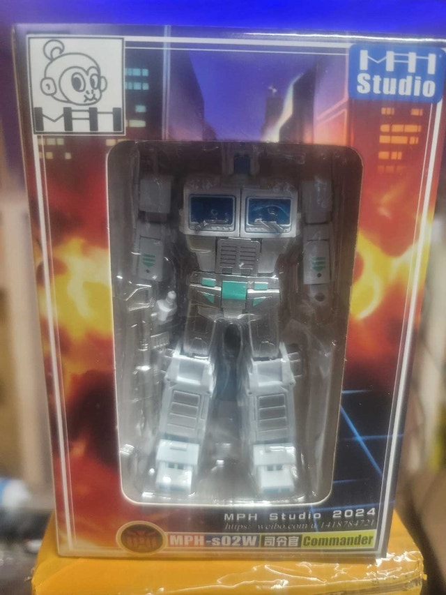 MPH Studio Commander White Prime Figure