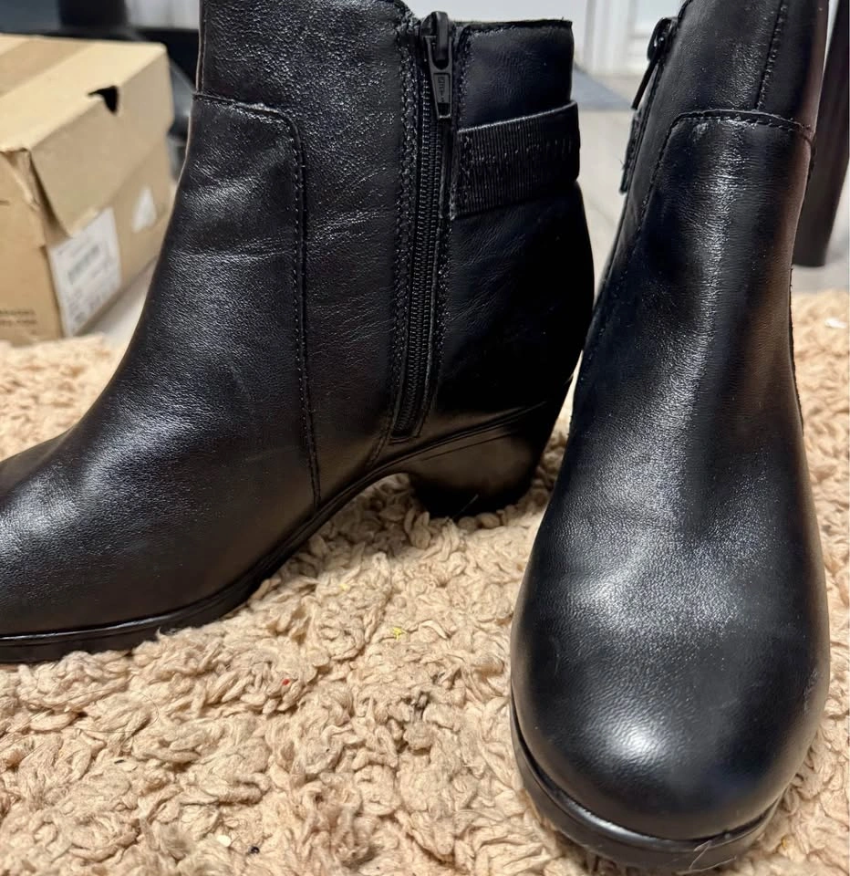 Clarks Women’s Angle Boot, Black Leather, Size 6.5, Like New - photo 3