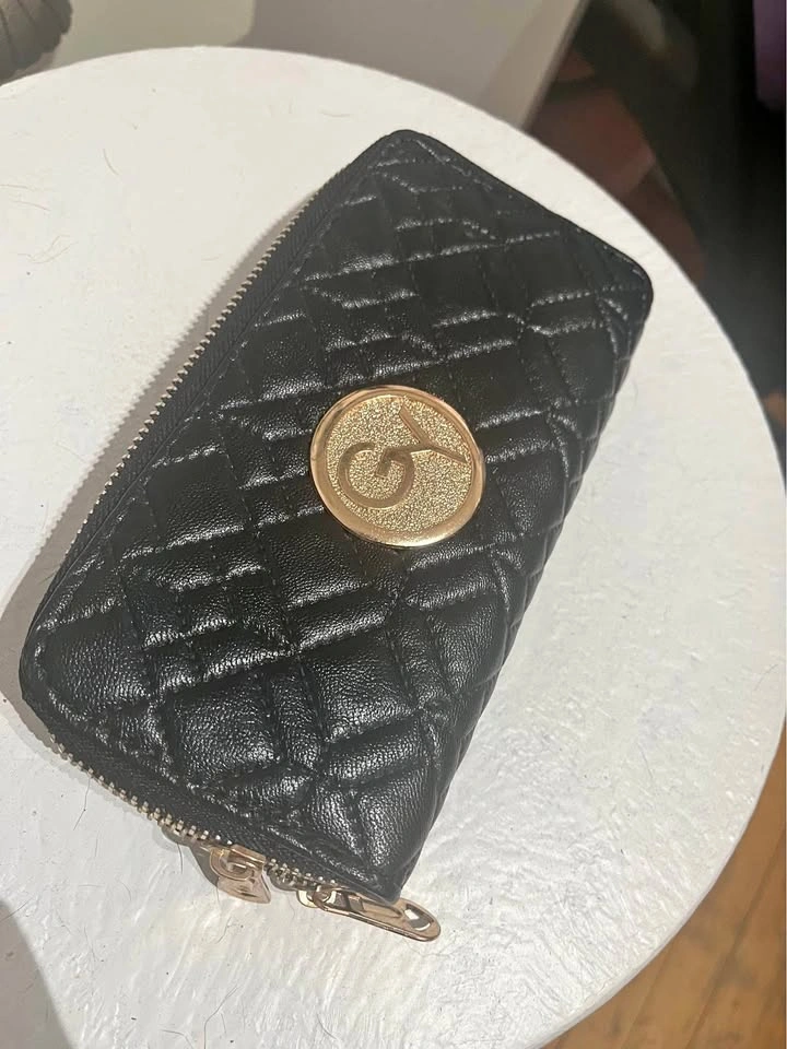 Black clutch