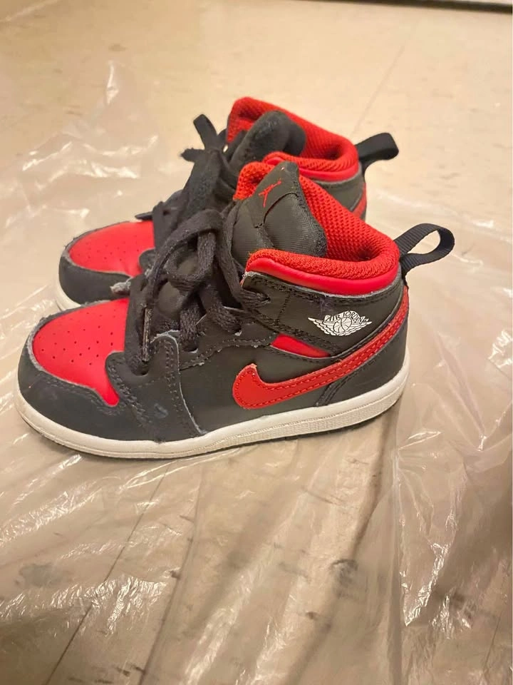 8C Toddler Nike Air Jordan Sneakers Black Red