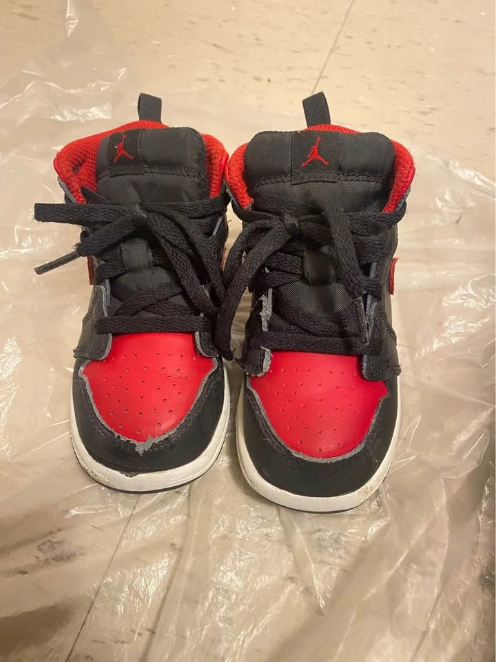 8C Toddler Nike Air Jordan Sneakers Black Red - photo 2