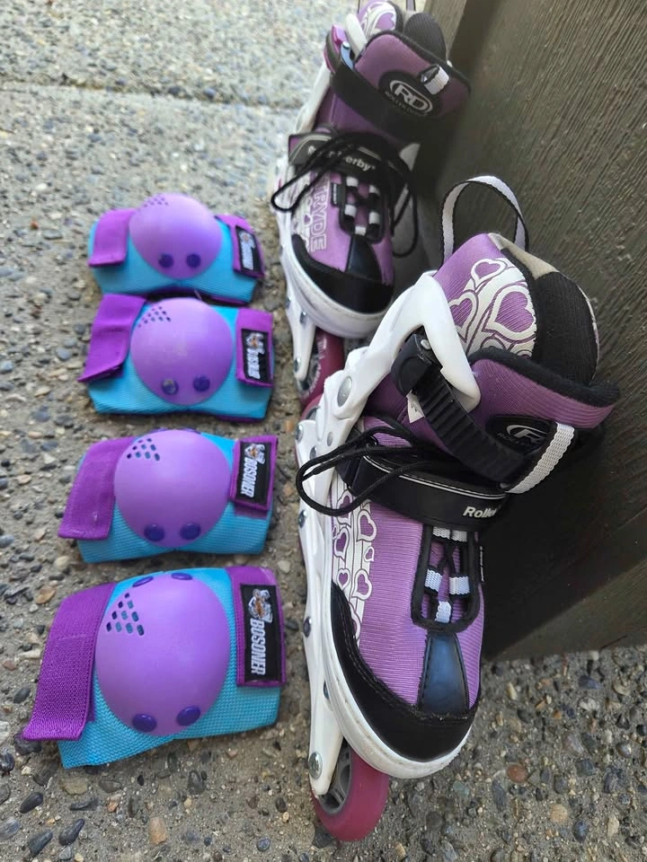 Adjustable Rollerblades + Pads Set - Kids Size 2-5 - photo 2