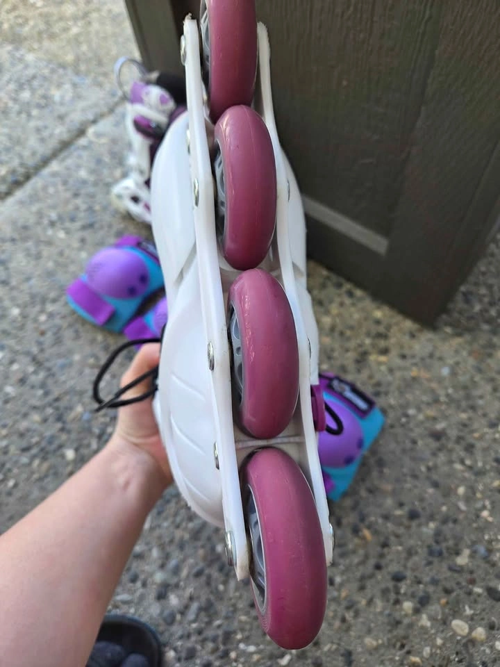 Adjustable Rollerblades + Pads Set - Kids Size 2-5 - photo 3