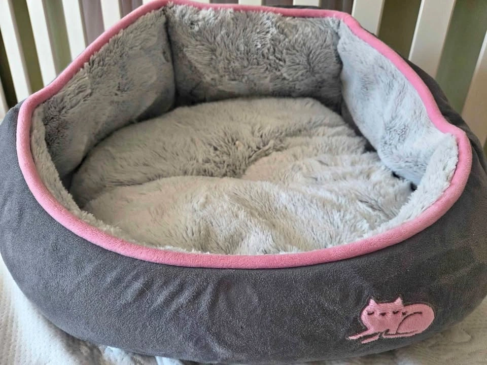 Cat Snuggle Cave Bed in EUC