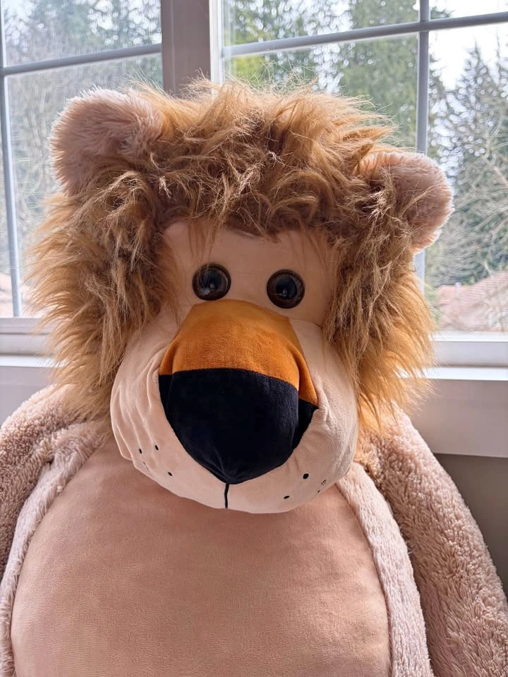 Jumbo plush lion