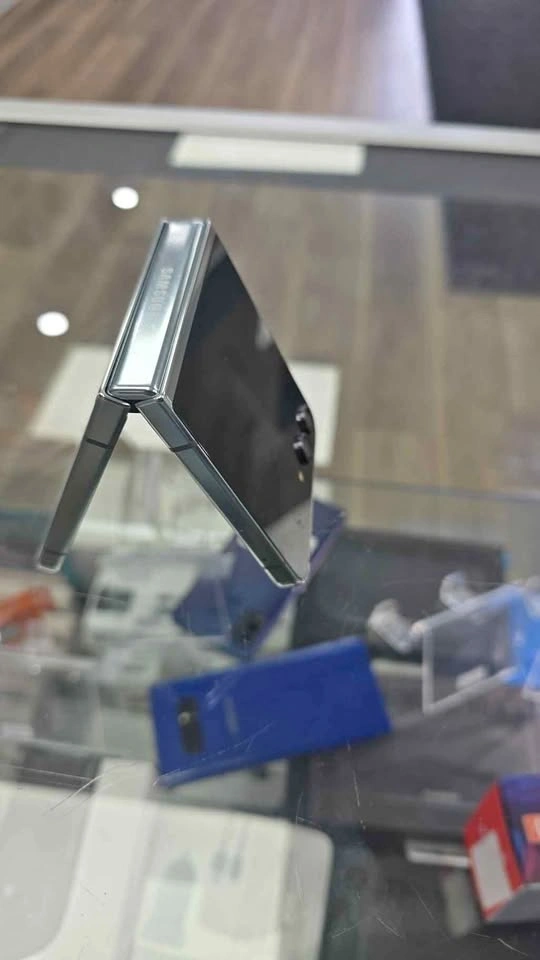 🔥 BIG DEAL ALERT 🔥 Samsung Galaxy Z Flip 5 ONLY $499