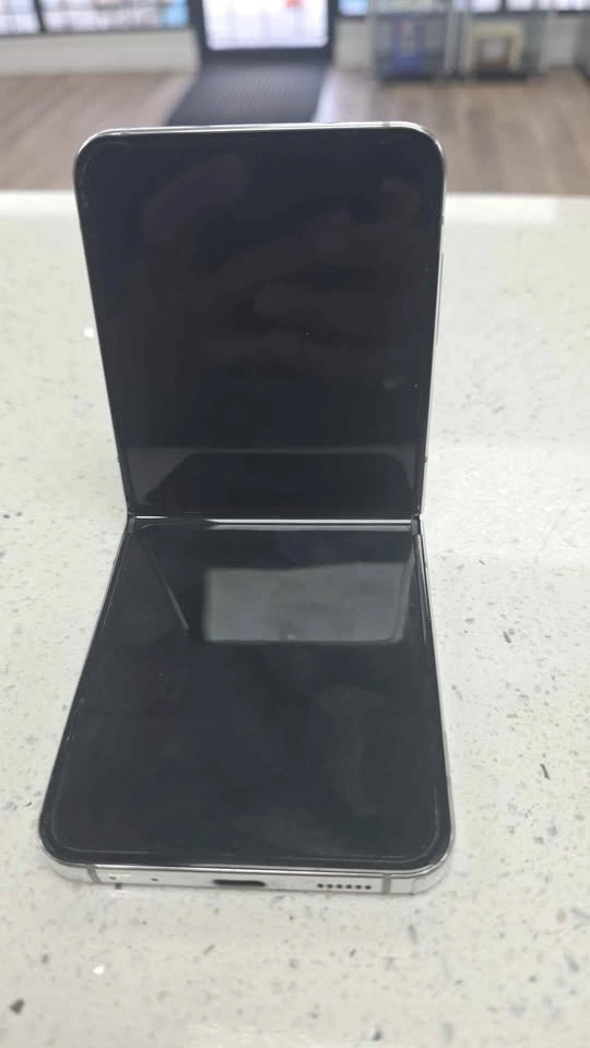 🔥 BIG DEAL ALERT 🔥 Samsung Galaxy Z Flip 5 ONLY $499 - photo 4