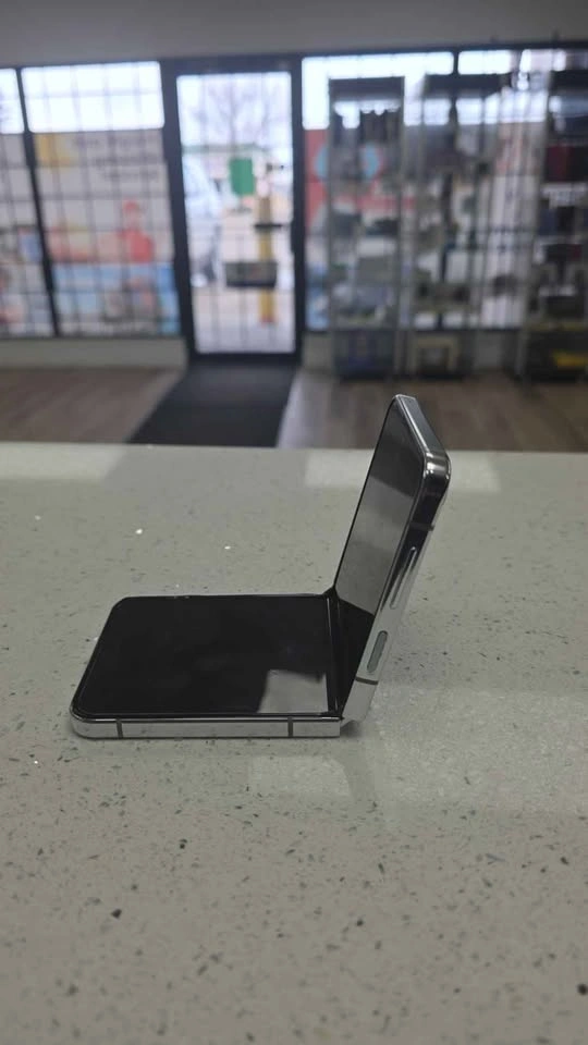 🔥 BIG DEAL ALERT 🔥 Samsung Galaxy Z Flip 5 ONLY $499 - photo 5