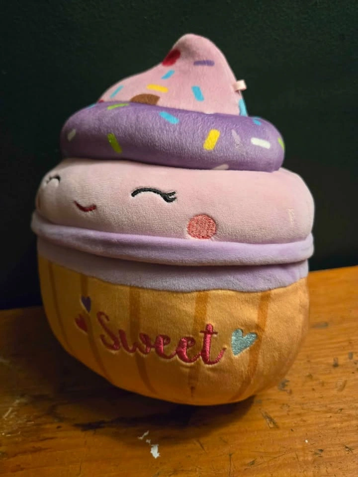 Squishmallows 8" Kimmie the Cupcake Valentine's Plush - photo 2