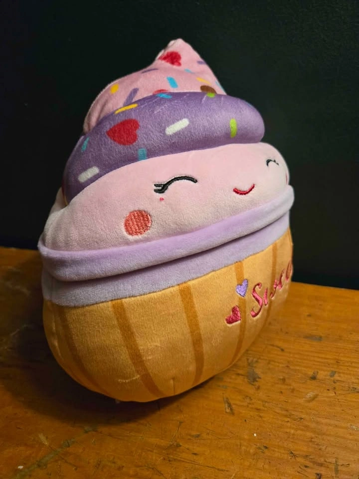 Squishmallows 8" Kimmie the Cupcake Valentine's Plush - photo 3
