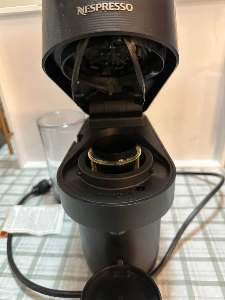 Nespresso DeLonghi Coffee Machine - photo 3