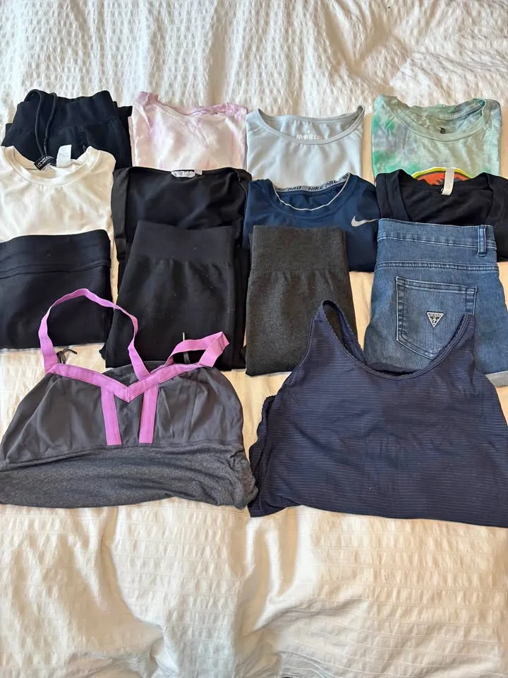 XS/S Women’s Clothing Lot - 14 ITEMS thumbnail