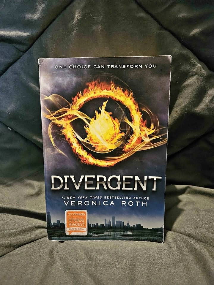 Divergent by Veronica Roth (Paperback)
