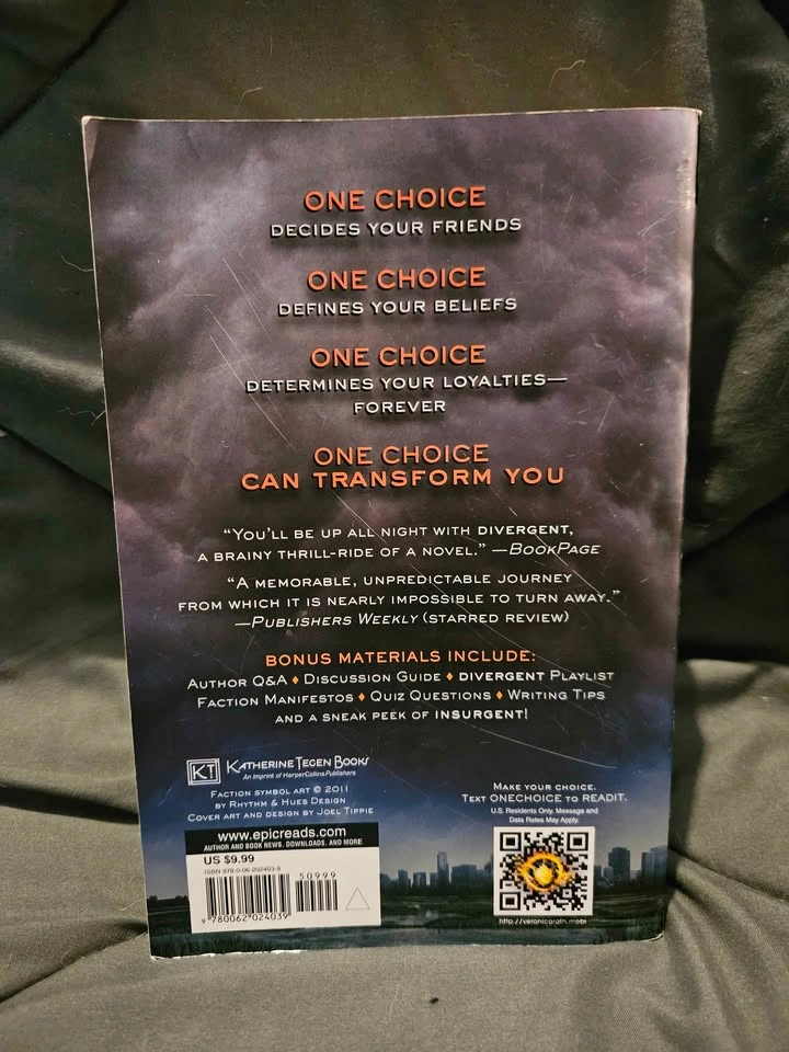 Divergent by Veronica Roth (Paperback) - photo 2