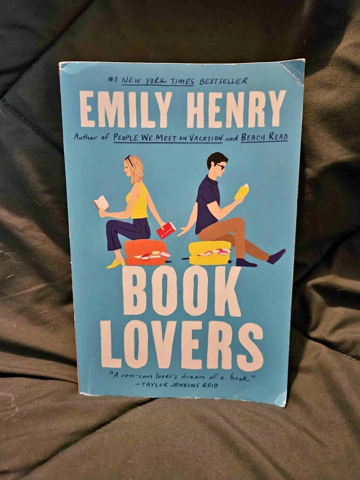 Book Lovers by Emily Henry (Paper cover)