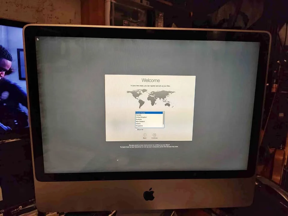 24" iMac (I think it's early 2008) thumbnail