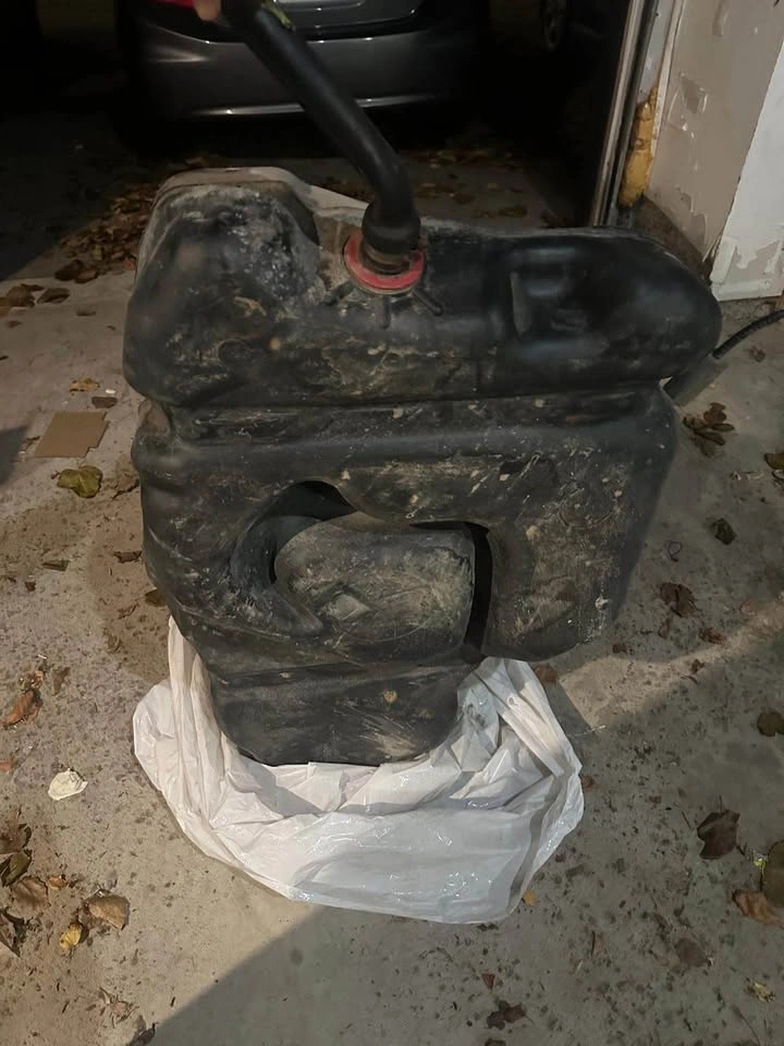Toyota Matrix Fuel Tank w/ Pump & Lines (OEM) - photo 2