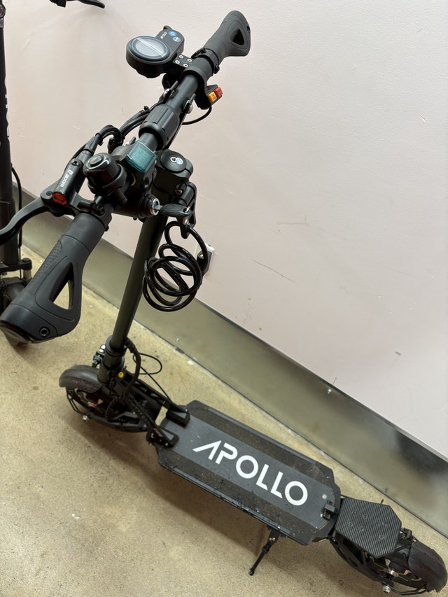 Apollo Ghost (2022) Electric Scooter + Free Winter Tires