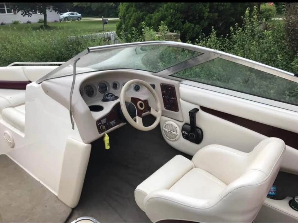 1999 Bryant 19.5' V Hull Ski Boat - photo 3