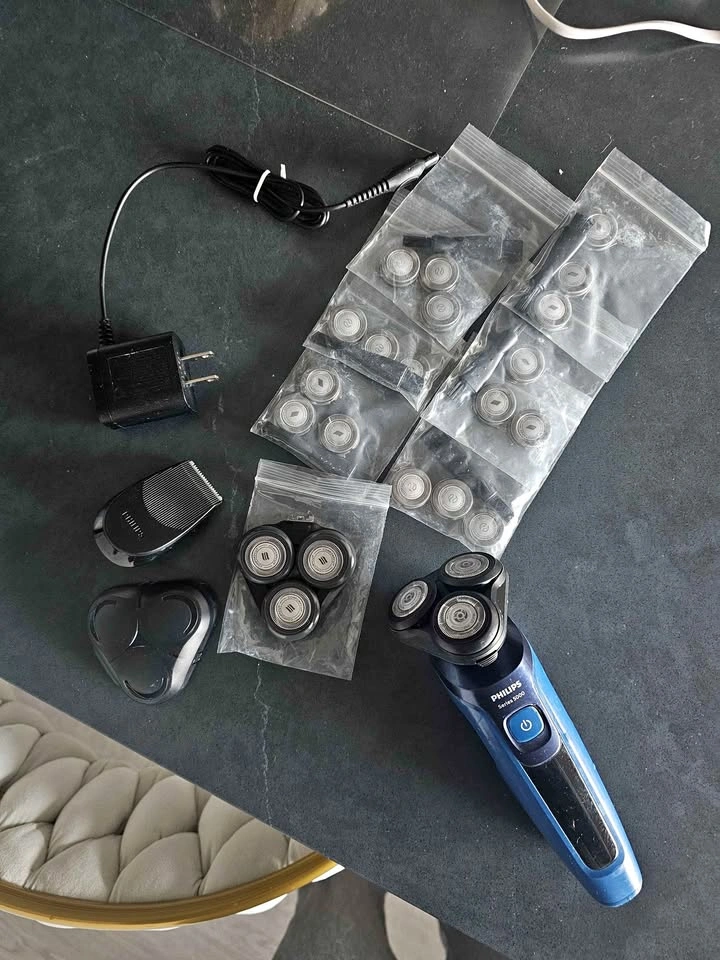 Philips 5000 Series Shaver - Tons of New Parts!