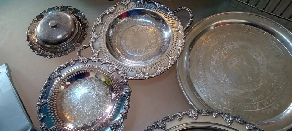 Moving Sale: Antique & Vintage Silver Plated Serving Lot - photo 2
