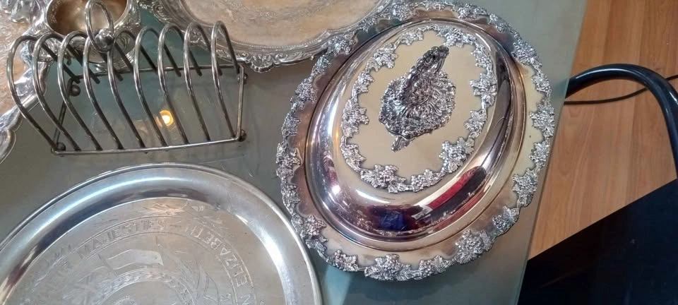 Moving Sale: Antique & Vintage Silver Plated Serving Lot - photo 5