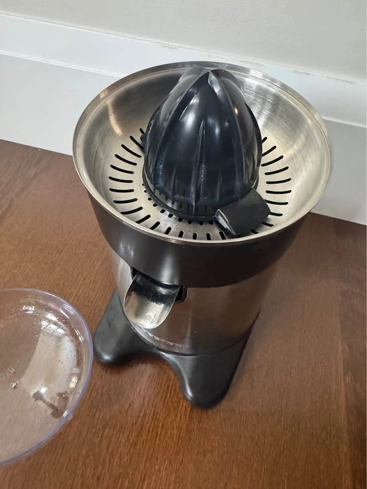 Toastess Citrus Juicer with lid - photo 2