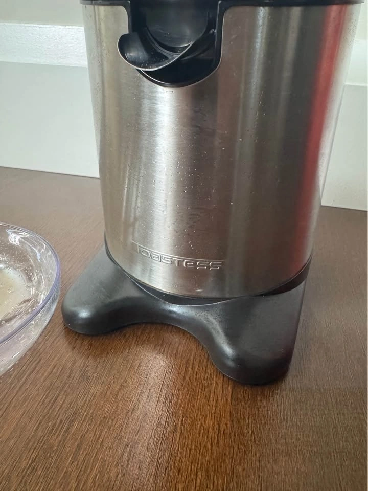 Toastess Citrus Juicer with lid - photo 3