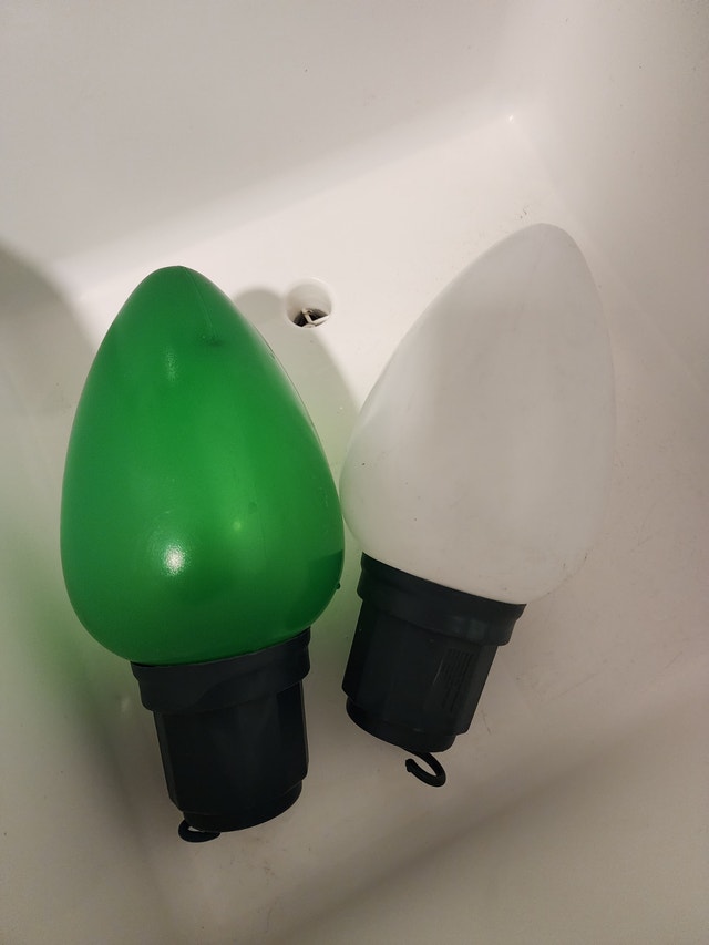 x2 Giant Christmas bulbs for 10$