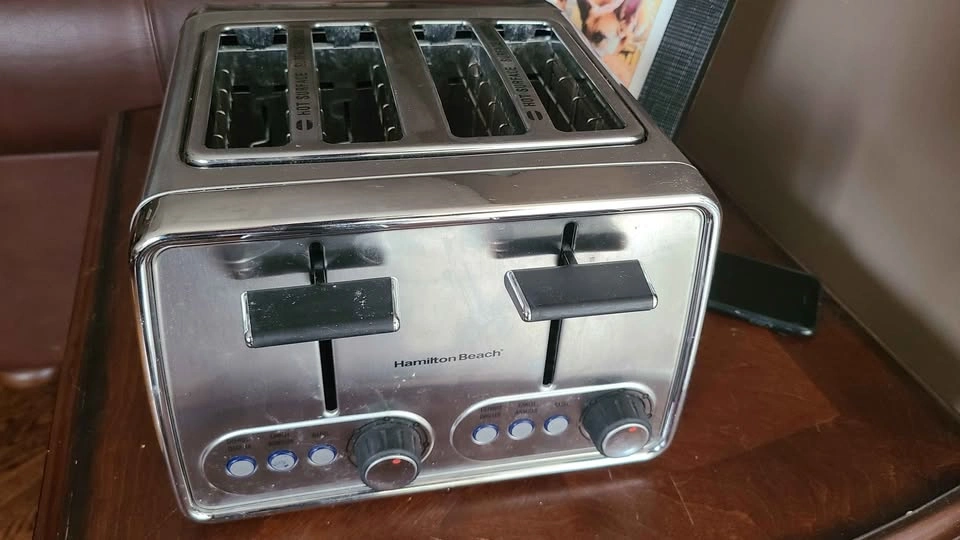 Hamilton Beach Quad Slot Toaster (some slots not working) - photo 2