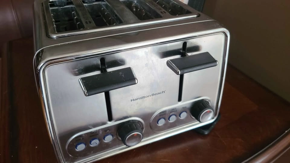 Hamilton Beach Quad Slot Toaster (some slots not working) - photo 3