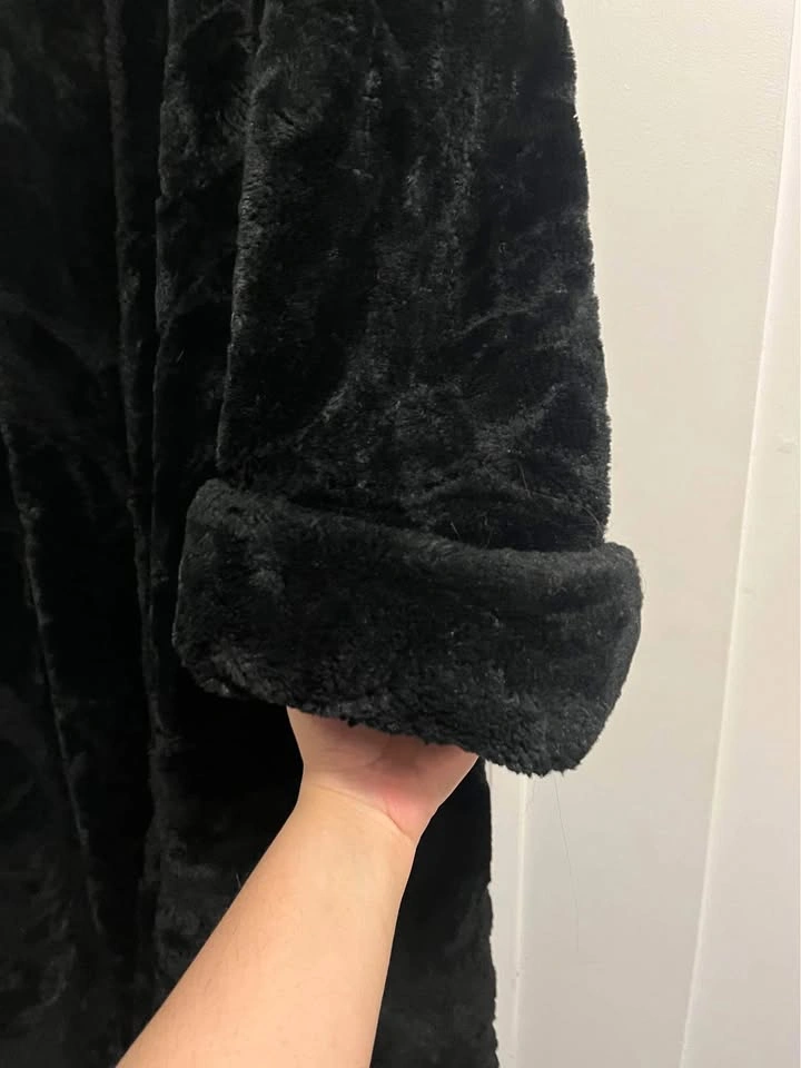 Coat Bought for $1000 selling $150 - photo 2