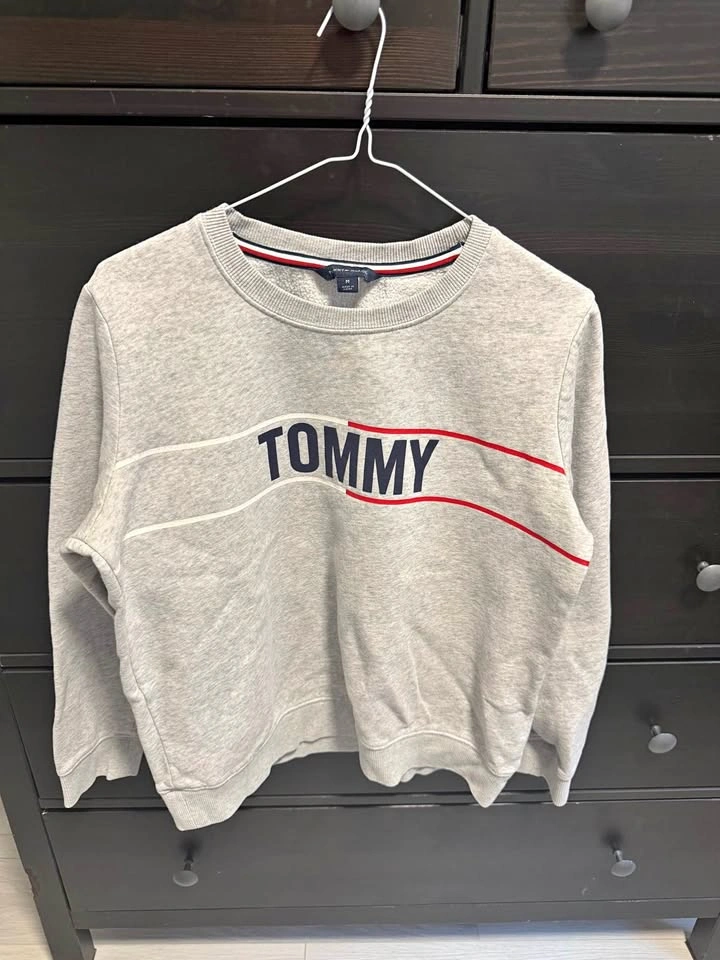 Tommy Hilfiger Crewneck Cropped Grey Sweater Medium
