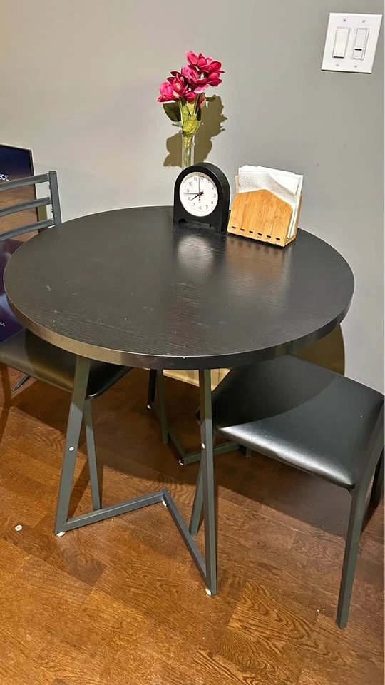 Round 2-seater dining table and chair