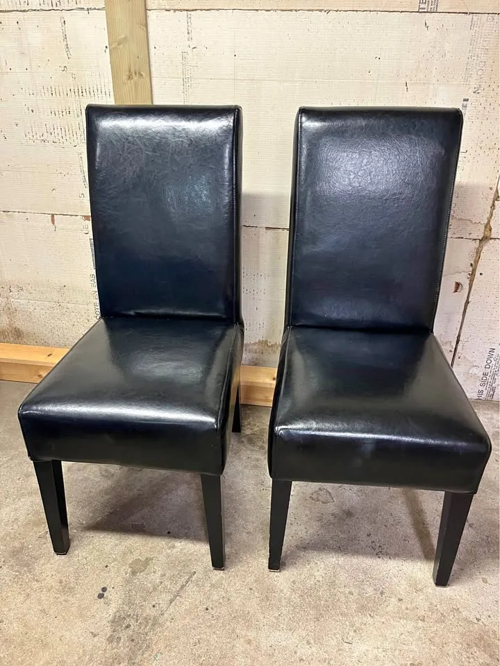 Very attractive dining chairs!! thumbnail