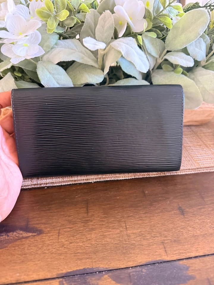 Pre loved Authentic Louis Vuitton wallets - photo 2