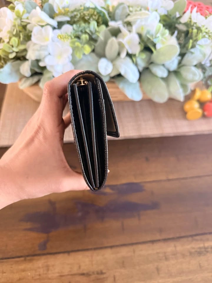 Pre loved Authentic Louis Vuitton wallets - photo 3