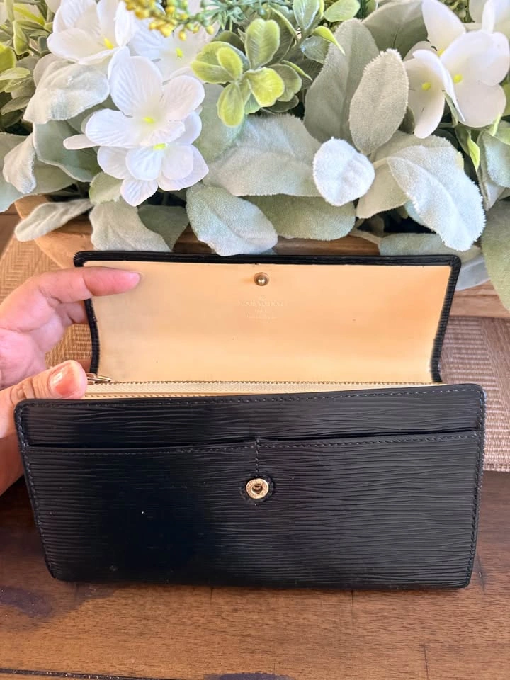 Pre loved Authentic Louis Vuitton wallets - photo 5