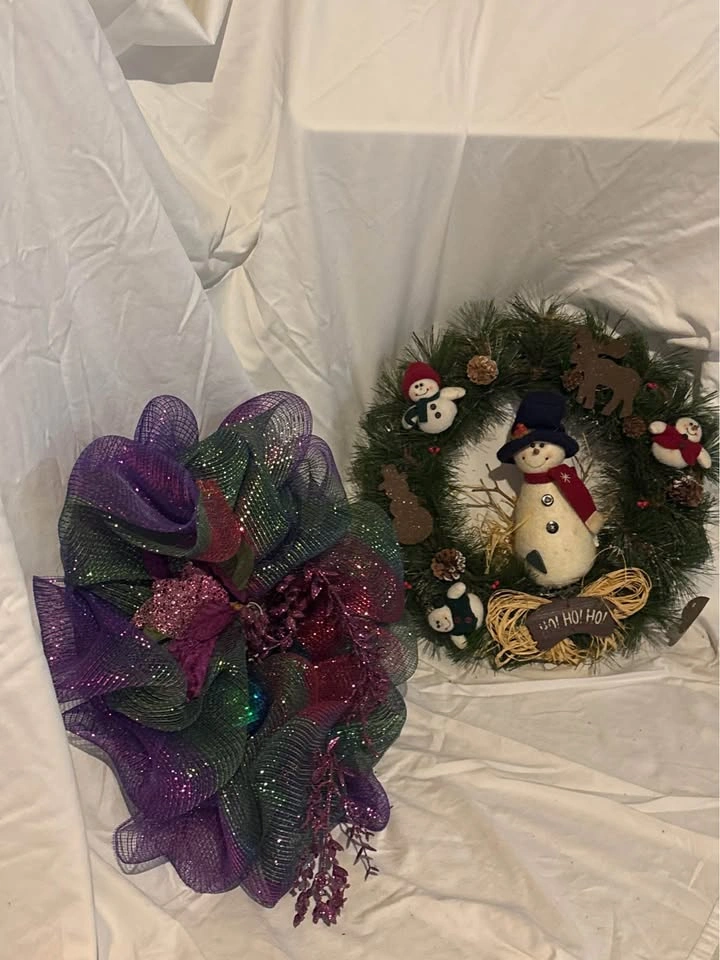 6.5 ft Pre-Lit Christmas Tree + Wreaths - photo 2