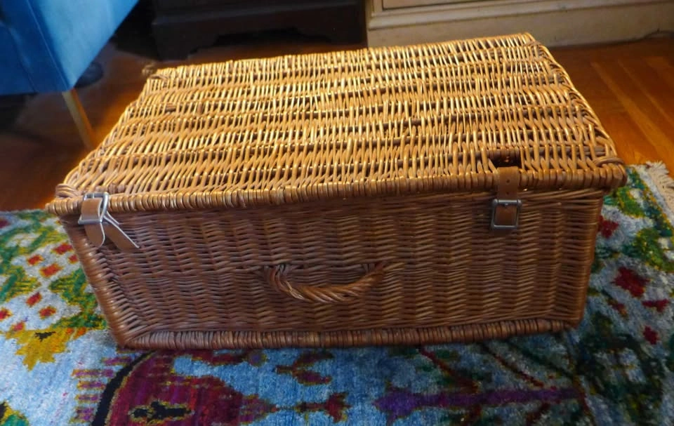 Vintage Wicker Picnic Basket w/ Lid & Leather Straps - photo 2