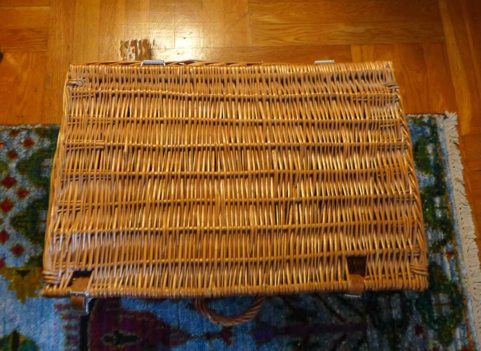 Vintage Wicker Picnic Basket w/ Lid & Leather Straps - photo 3