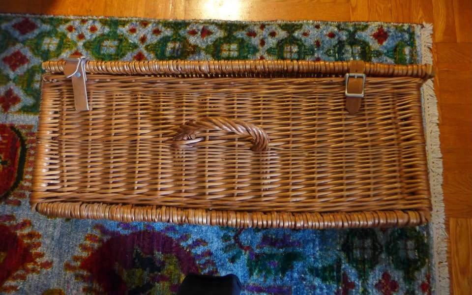 Vintage Wicker Picnic Basket w/ Lid & Leather Straps - photo 4
